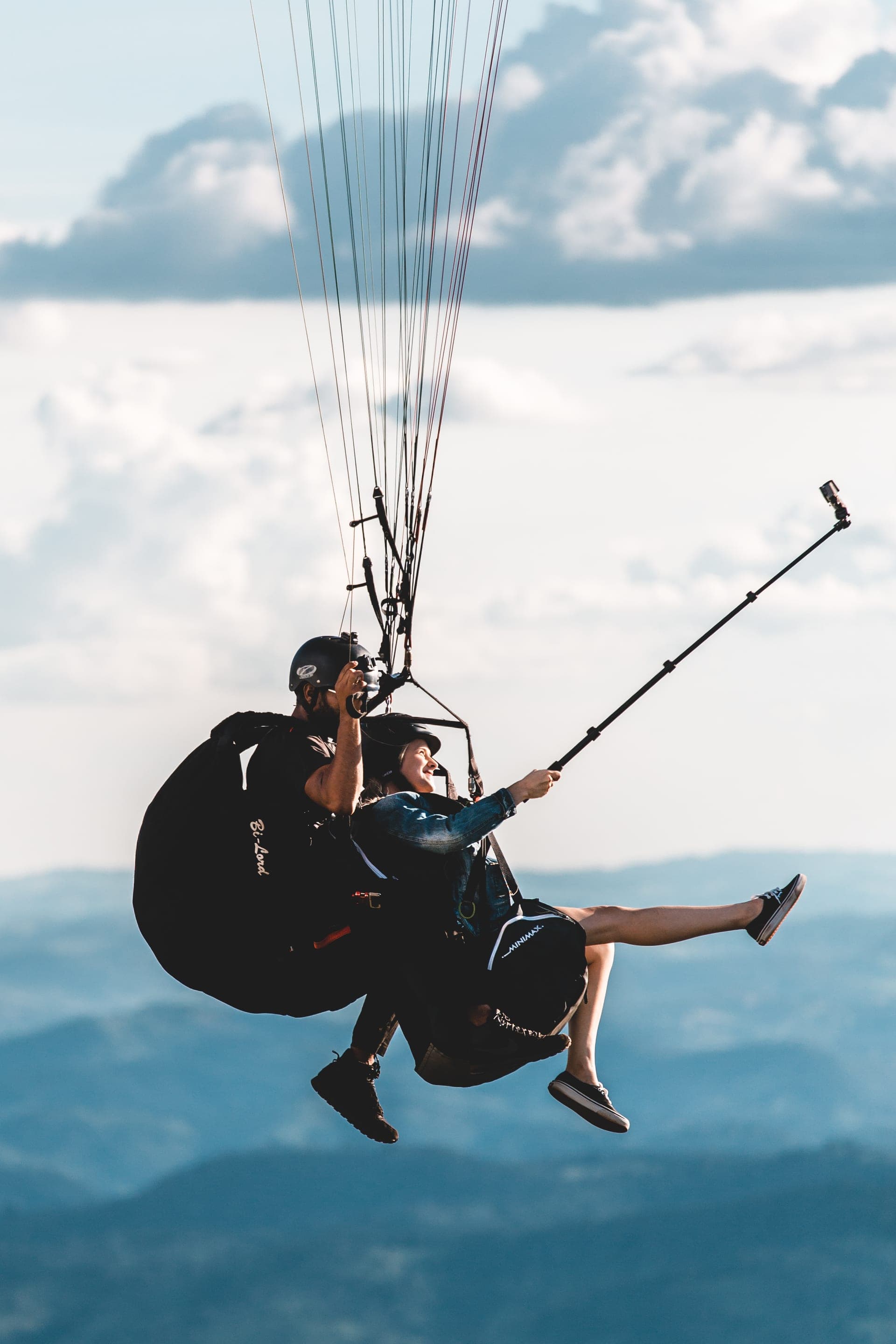 Voo duplo de parapente sobre a Serra da Moeda, com a serra ao fundo