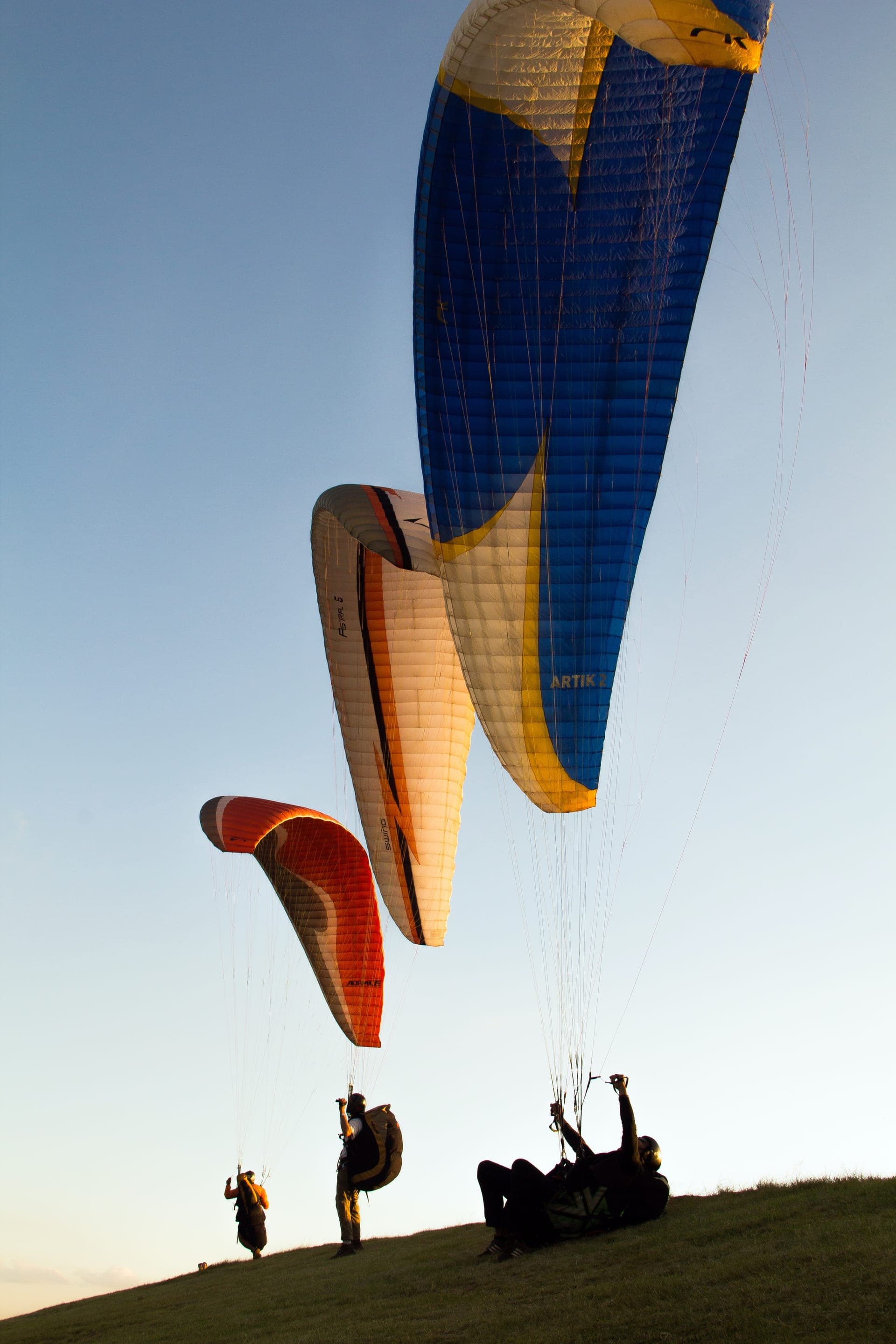 Velas de parapente preparadas na rampa do Topo do Mundo