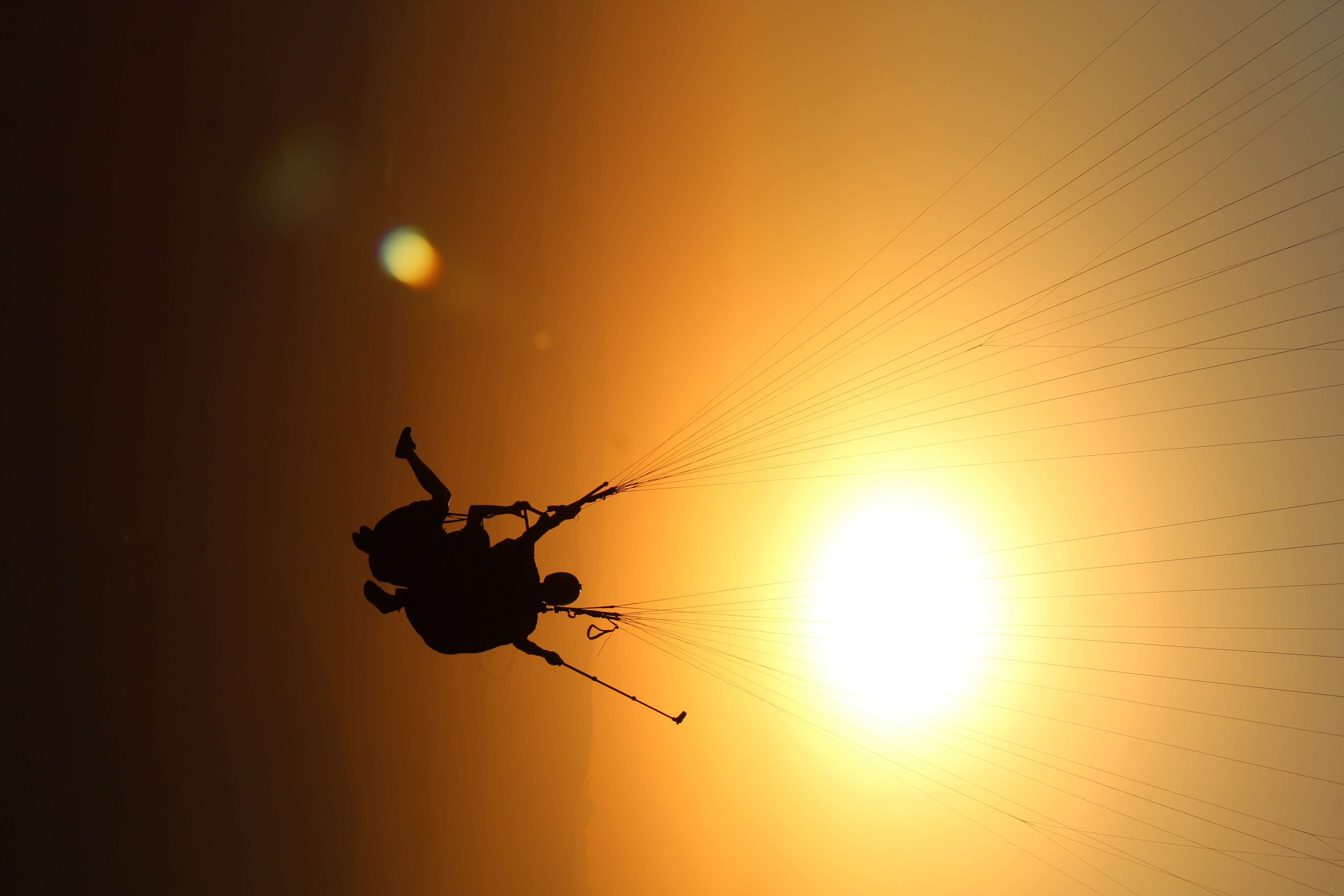 Voo de parapente ao pôr do sol na Serra da Moeda